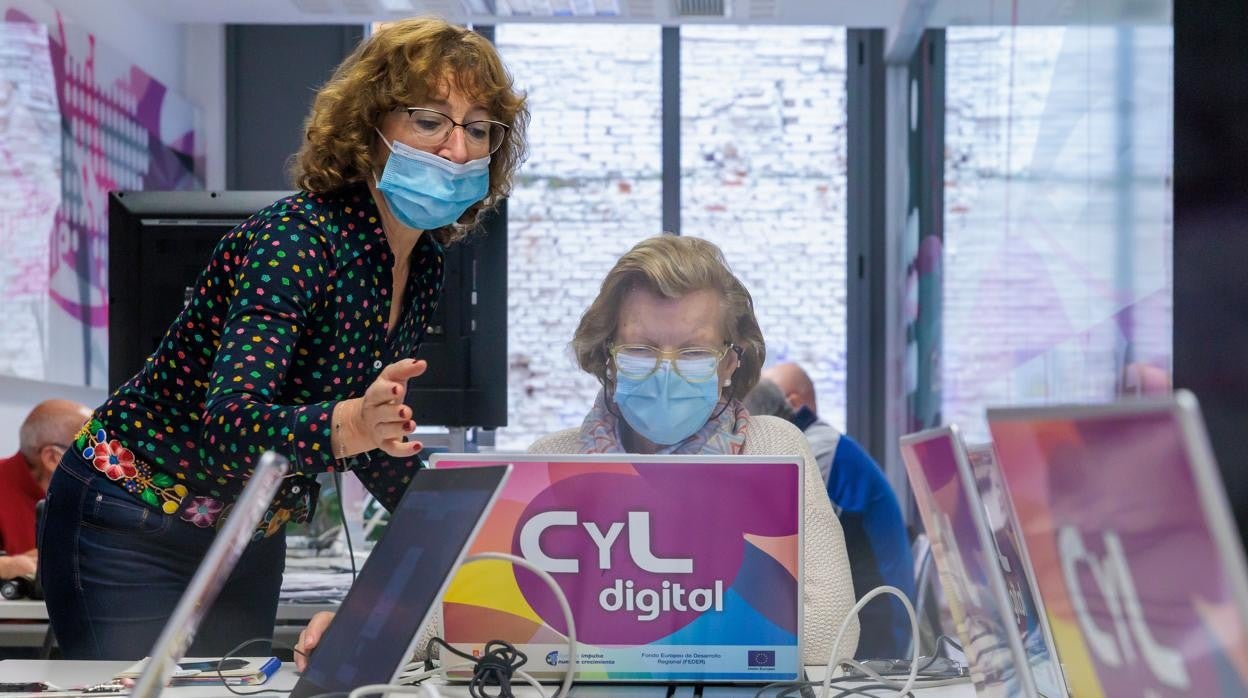 Consuleo Fernández, formadora, junto a una de las usuarias de los talleres en Valladolid