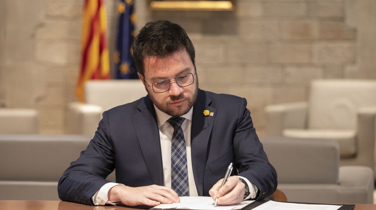 El presidente de la Generalitat de Cataluña, firmando el decreto para la convocatoria de la consulta sobre los JJOO