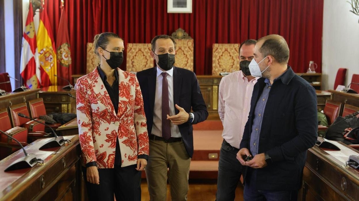 El presidente de la Diputación, Conrado Íscar, junto a la la presidenta de CEOE Valladolid, Ángela de Miguel, y los máximos representantes provinciales de UGT y CCOO, Luis Rivera y a Raúl García