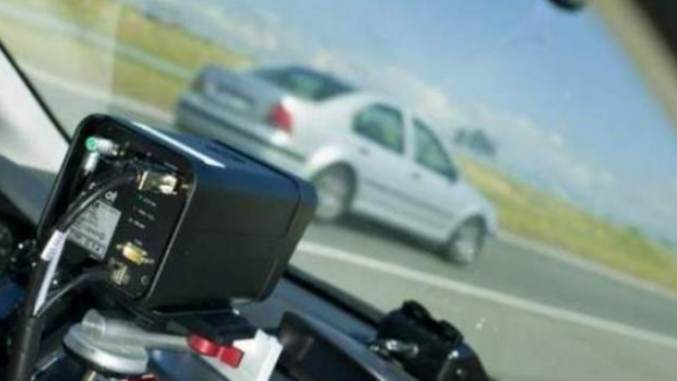 Investigado por dar fogonazos a los coches haciéndose pasar por un radar de velocidad