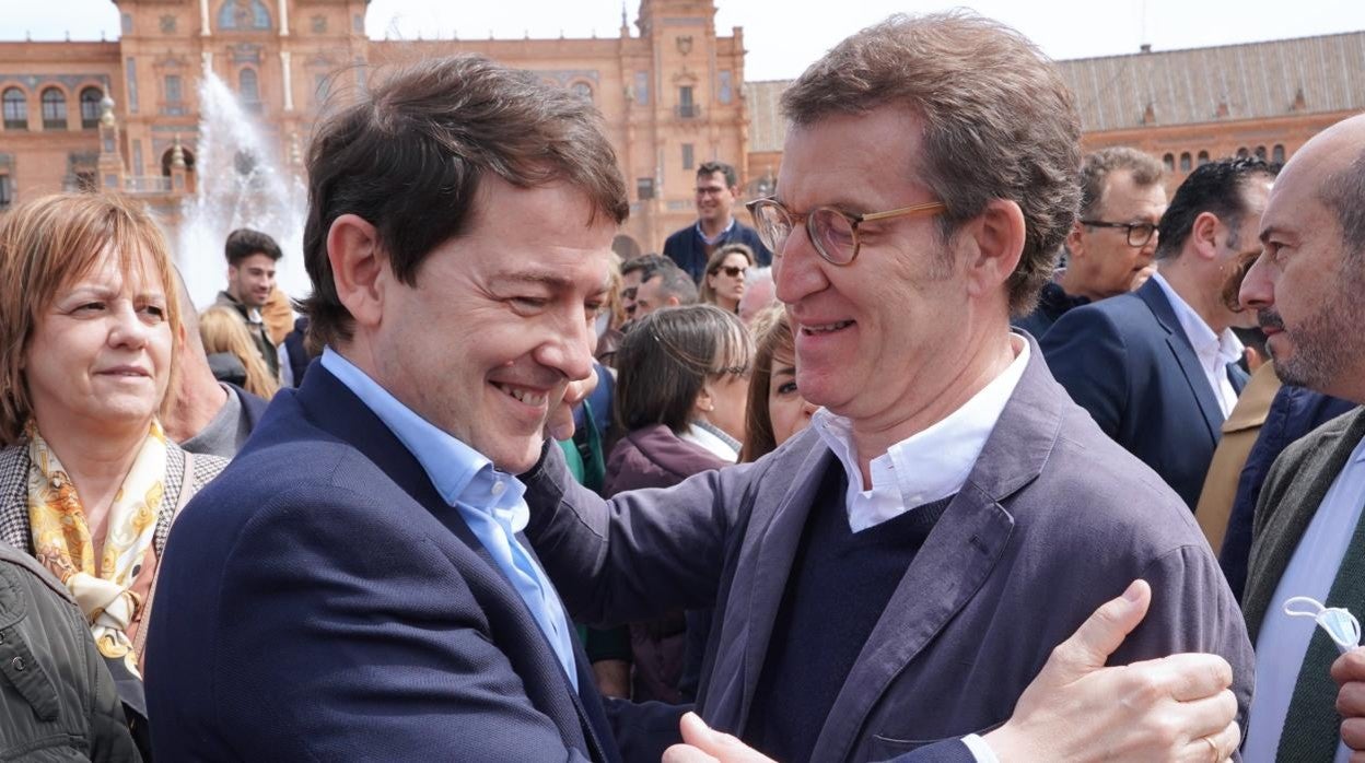 El nuevo presidente del Partido Popular, Alberto Núñez Feijóo y el presidente de la Junta en fuciones y del PP de Castilla y León, Alfonso Fernández Mañueco tras la reunión del Comité Ejecutivo Nacional en Sevilla