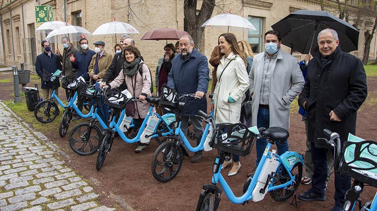 El rector Julián Garde, junto a su equipo, y el concejal Francisco Rueda en el campus de la Fábrica de Armas