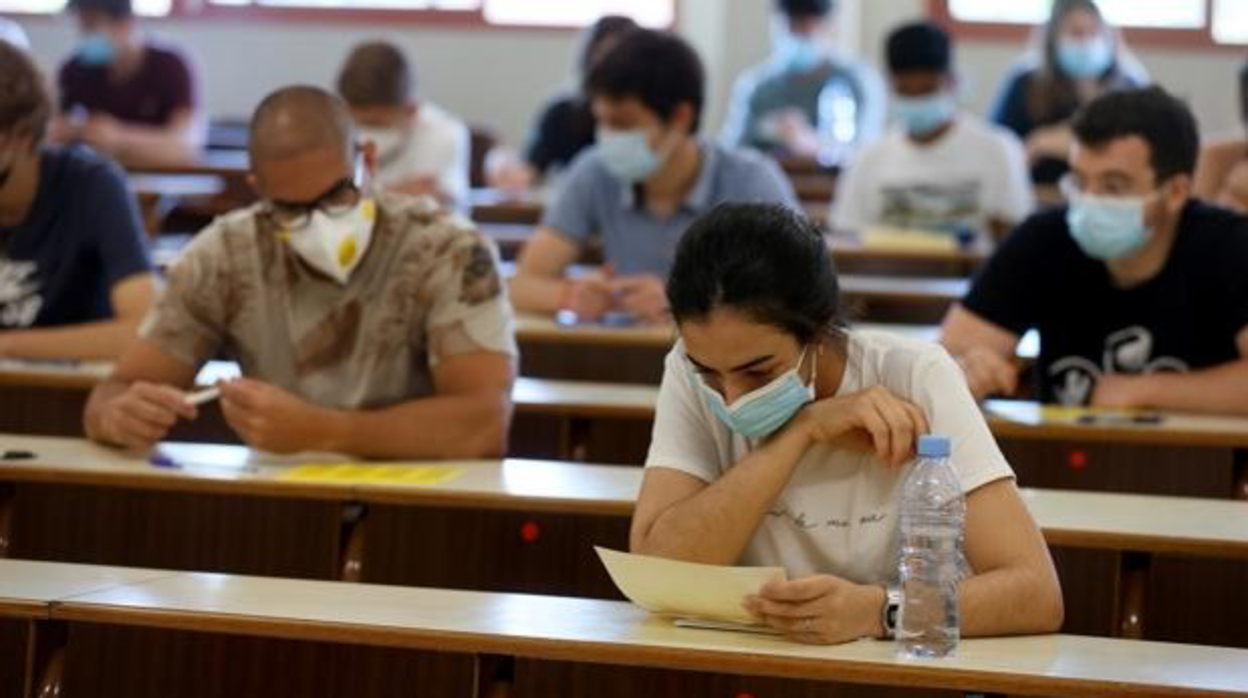 Varios estudiantes se examinan en la Facultad de Biología de la Universidad de Barcelona