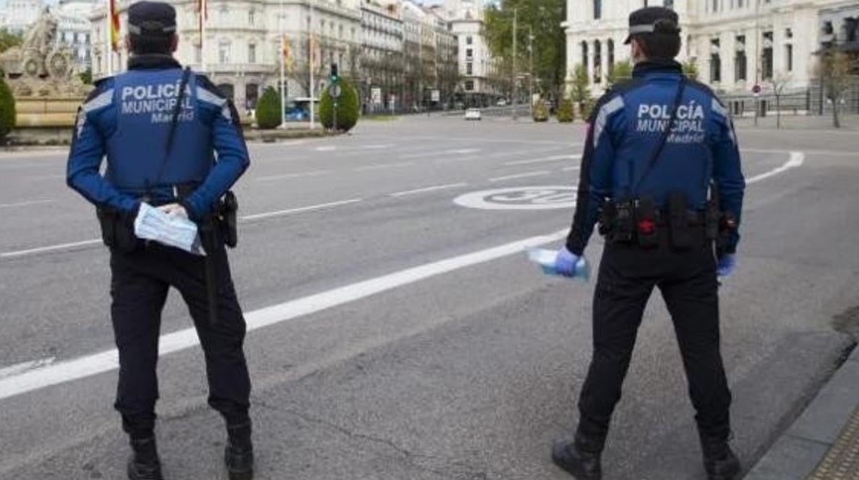 Dos policías municipales con guantes y mascarillas en plena pandemia