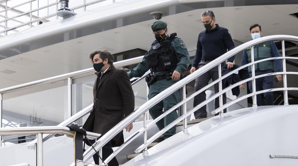 La Guardia Civil registra el yate ruso Tango atracado en Palma