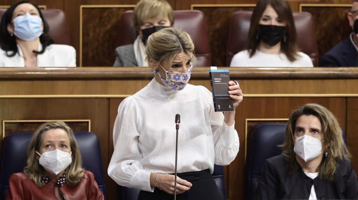 La vicepresidenta segunda del Gobierno y ministra de Trabajo y Economía Social, Yolanda Díaz, sostiene el Estatuto de los Trabajadores en el Congreso