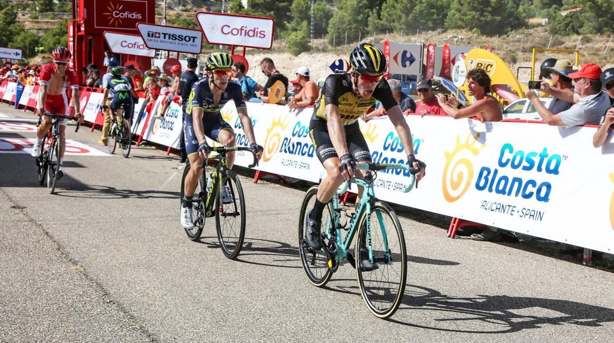 Publicidad de la Costa Blanca en una llegada de la Vuelta Ciclista a España