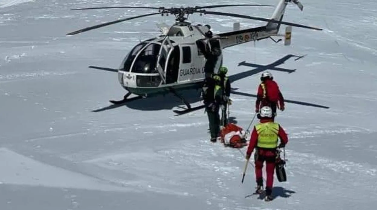 Momento en el que el equipo de Montaña de la Guardia Civil rescata el cuerpo