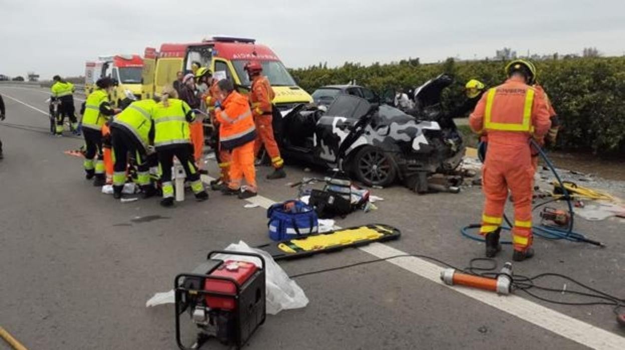 Imagen del coche siniestrado por tres refugiados ucranianos en Sagunto (Valencia)