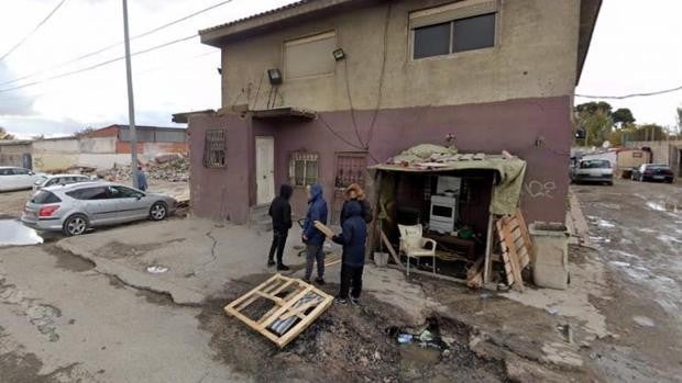 Detenido un hombre que se atrincheró y disparó al aire para paralizar la demolición de un edificio en la Cañada Real