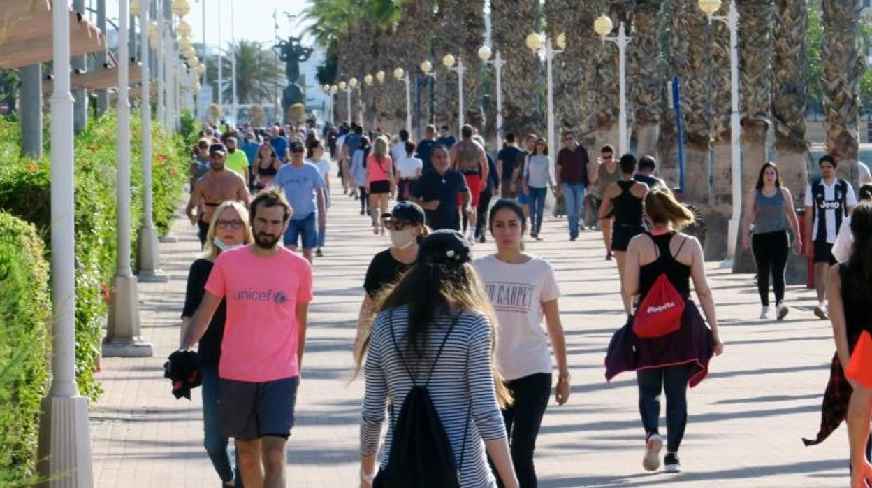 Imagen de archivo de una multitud de personas paseando por Alicante