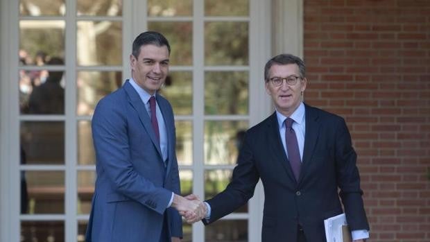 Feijóo conoce el 'orden del día' de la reunión con Sánchez por la prensa