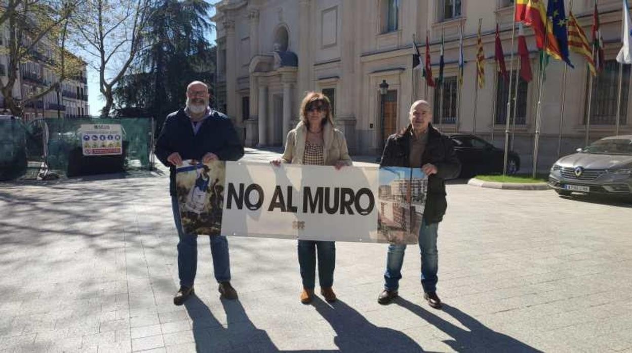 Integrantes de la Plataforma SOS Talavera ante el Senado con una pancarta