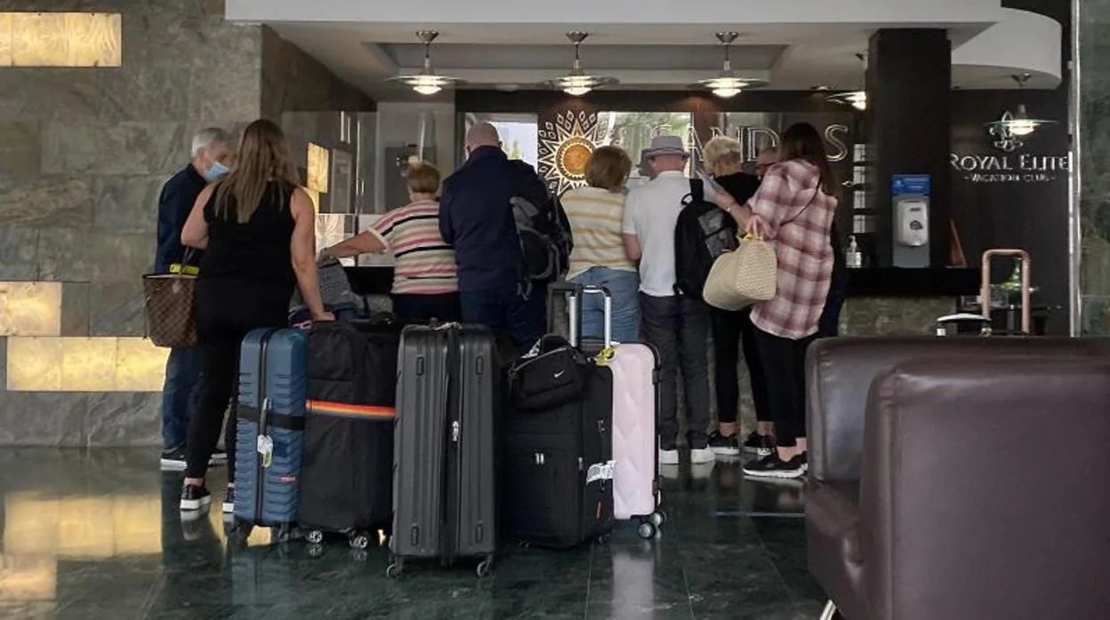 Turistas extranjeros en la recepción de un hotel de Benidorm