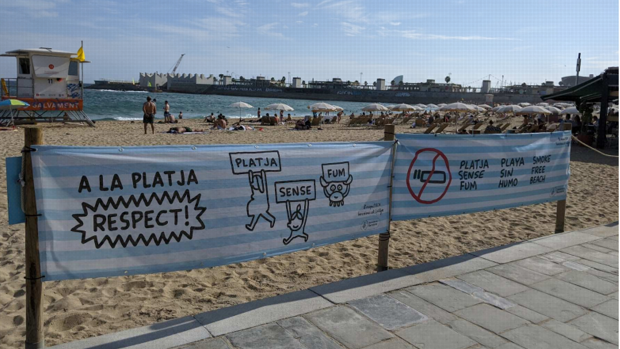 Barcelona prohibirá fumar en la playa este verano