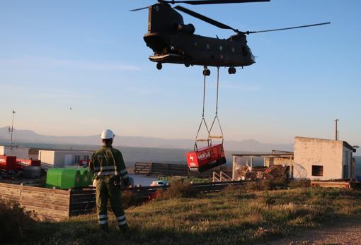 El generador ha sido transportado por el Ejército por su peso y al no poder llevarse en barco por el calado en el puerto de la isla