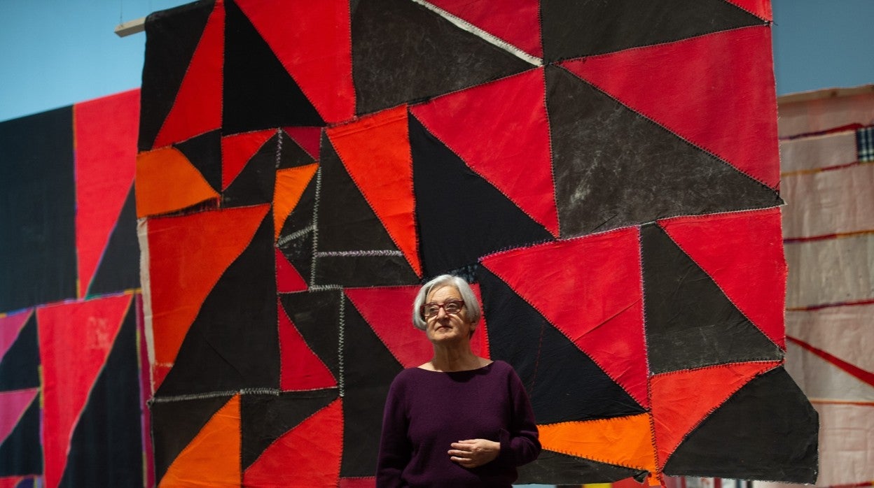 Teresa Lanceta posa junto a algunas de las obras de la exposición