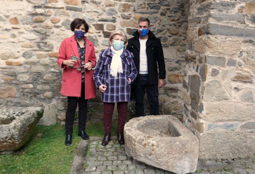 La concejala de Cultura y Turismo de Ponferrada, Concepción de Vega (I), junto al edil de Medio Rural, Iván Alonso, presentan la recuperación de la pila bautismal de la antigua ermita del Sacramento, localizada por la promotora de su recuperación, Analista Ruiz (C)