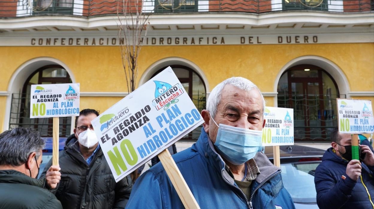 Concentración de regantes frente a la CHD el pasado diciembre para visibilizar su descontento con el borrador del Plan Hidrológico del Duero