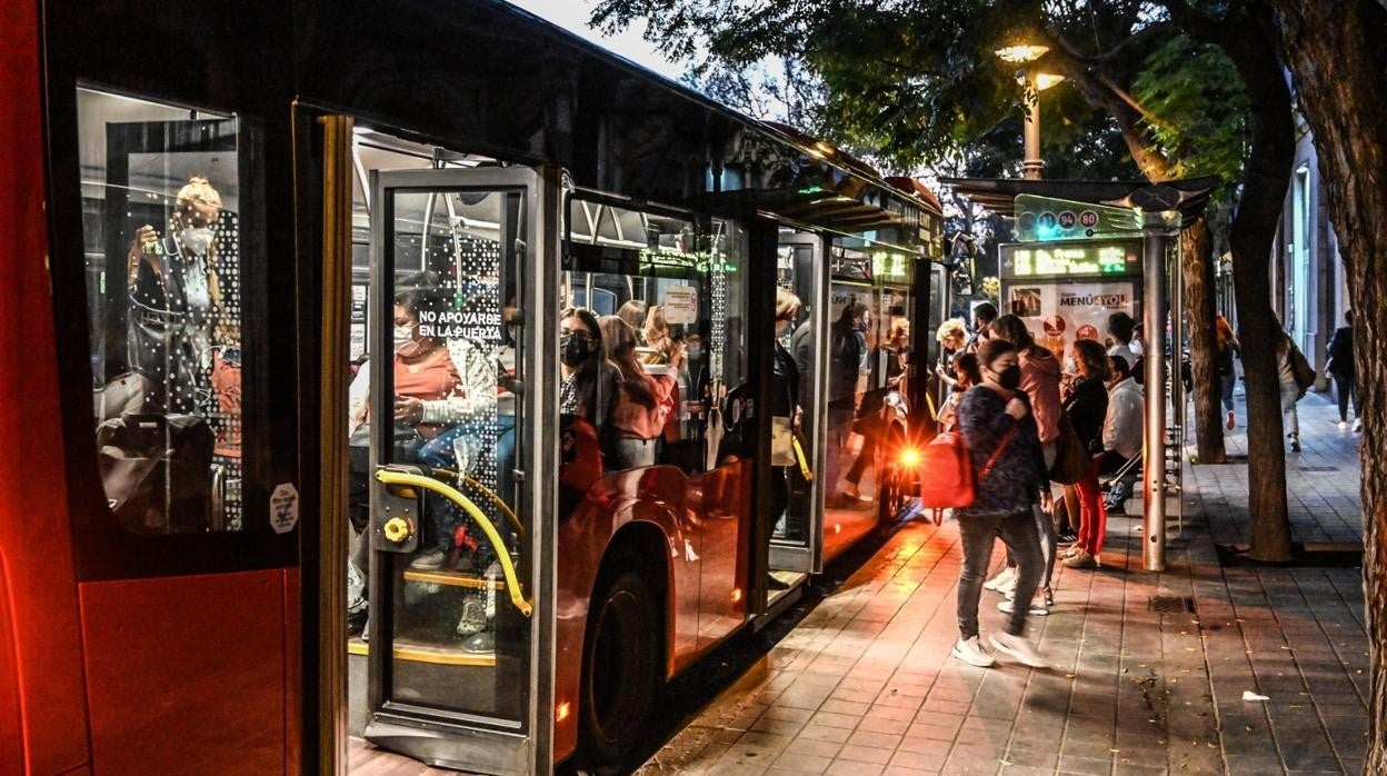 Imagen de archivo de un autobús de la EMT en una parada de la ciudad de Valencia