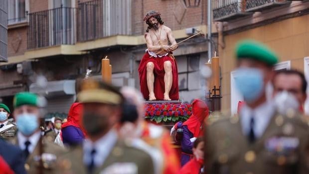 Cerca de un millar de personas asiste a la salida del 'Cristo de la Misión' del Palacio Real de Valladolid