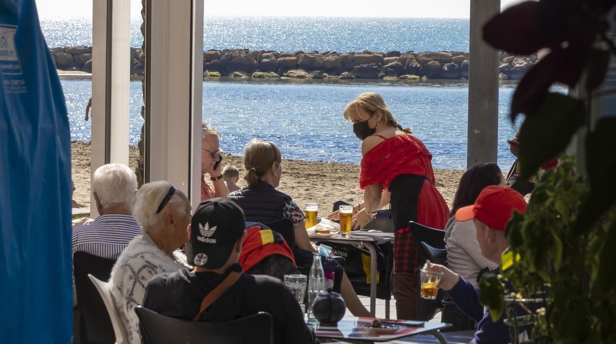 Imagen de archivo de un local de hostelería en la playa del Cura de Torrevieja (Alicante)