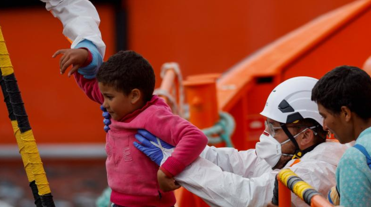 Equipos de emergencia y rescate ayudan a un niño a salir de la salvamar