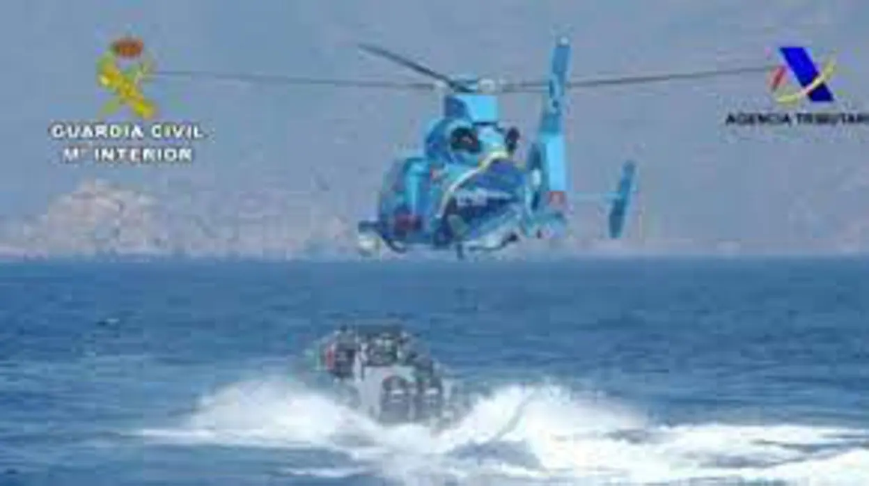 Imagen de una operación contra el narcotráfico de un helicóptero de Vigilancia Aduanera