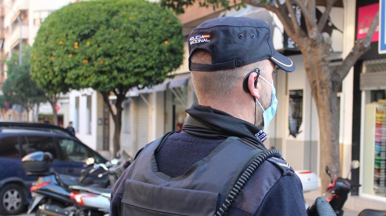 Un agente de la Policía Nacional en Valencia