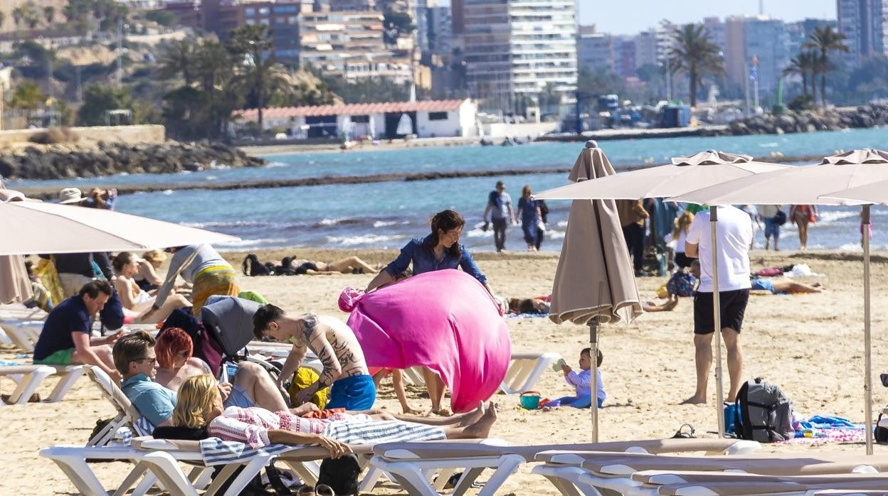 Imagen de archivo de la playa del Postiguet de Alicante