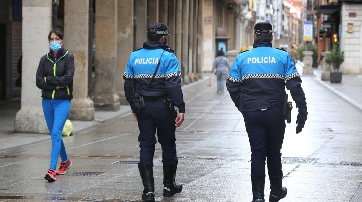 Agentes de la Policía Local de Palencia, en una imagen de archivo