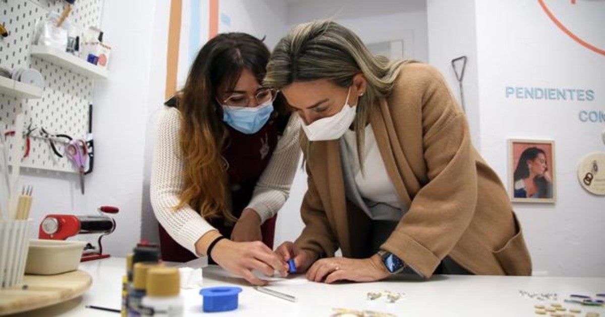 Tolón durante su visita a la joyería artesana 'La Mona'