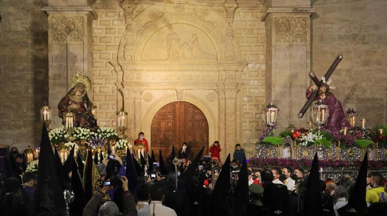 Momento en el que se encuentran la Virgen y Jesús ante la fachada del Palacio de Santa Cruz