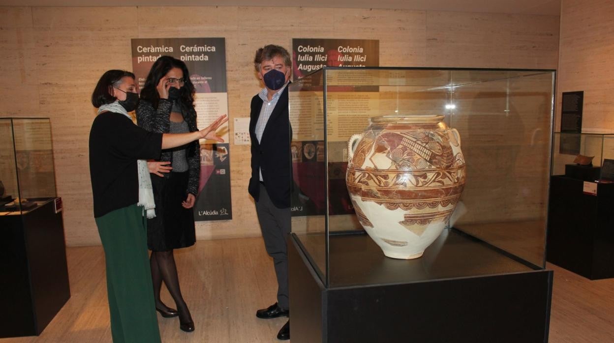 Catalina Iliescu y Martín Sanz, en el Museo de la Universidad de Alicante (MUA)