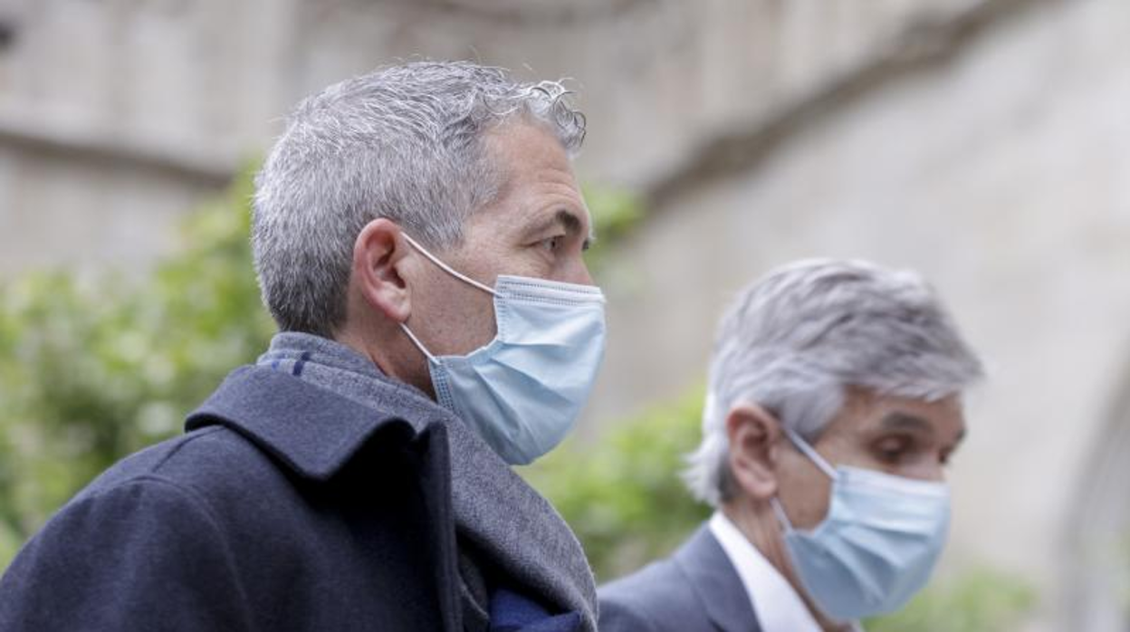 Josep Gonzàlez-Cambray y Josep Maria Argimon, consejeros autonómicos catalanes de Educación y Salud, respectivamente, hoy, antes de la reunión del Govern