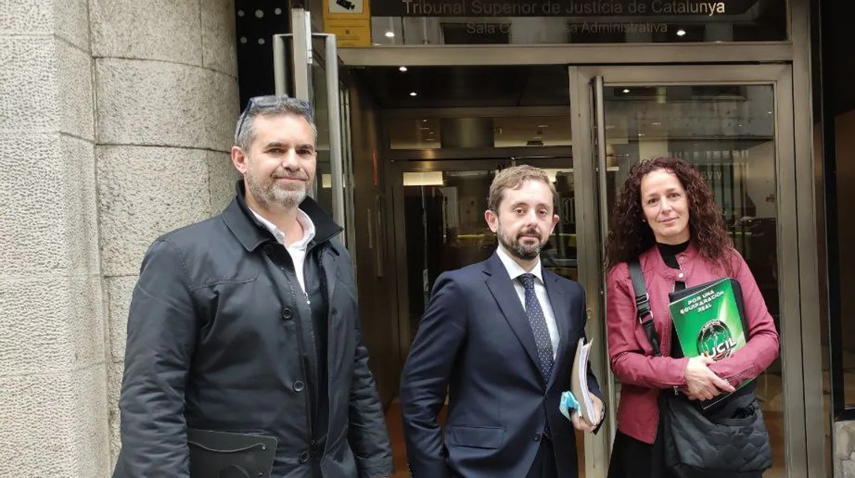 De izquierda a derecha, Alejandro Navarro (Hablamos Español), Ángel Escolano (Convivencia Cívica Catalana) y Milagros Cívico (Jucil), hoy, presentado el apoderamiento de Jucil