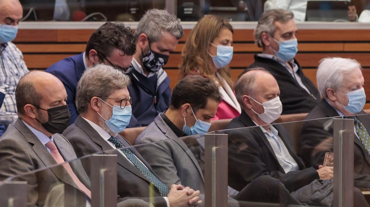 Aparicio, Andrés y Temprano, entre otros, en la tribuna de invitados del hemiciclo