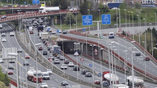 Retenciones kilométricas en las carreteras vascas en las primeras horas de la operación salida