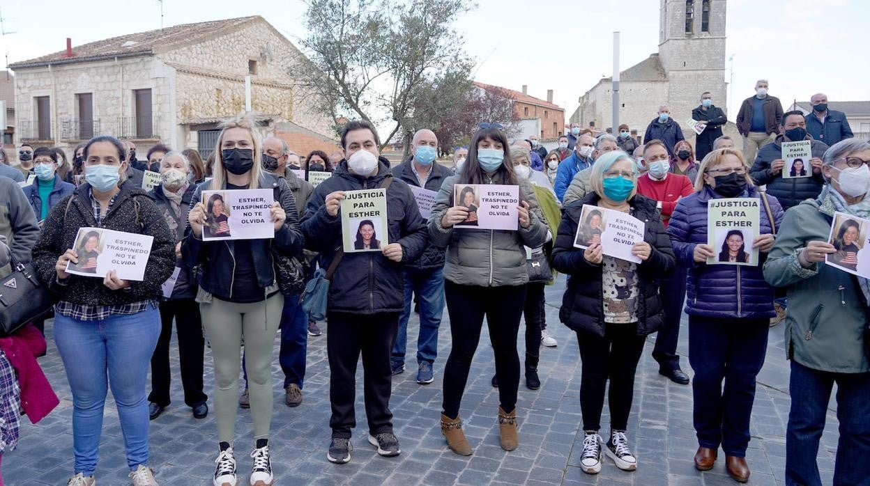 Concentración en la plaza Mayor de Traspinedo (Valladolid) por la muerte de Esther López