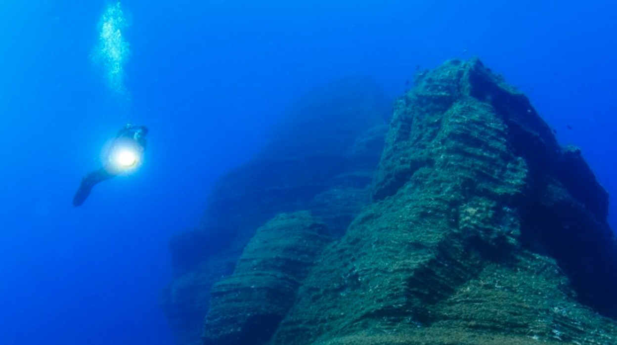 El Bajón, una montaña submarina con dos picos, en aguas de El Hierro
