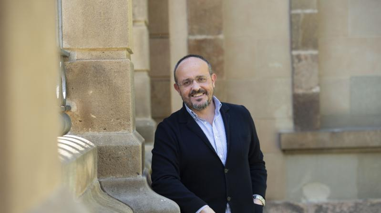 Alejandro Fernández, en el Parlamento de Cataluña, posando para ABC