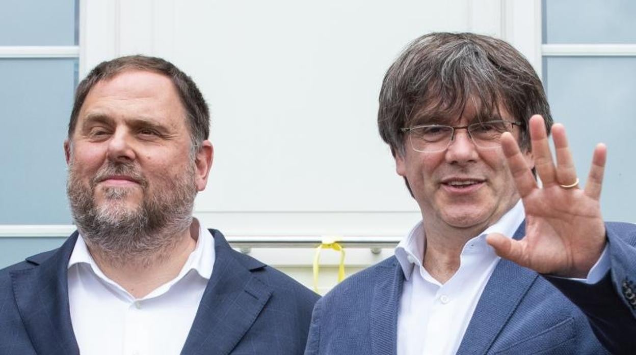 El fugado 'expresident' Carles Puigdemont (a la derecha) y el que fue su vicepresidente en la Generalitat, Oriol Junqueras, son dos de los 35 encausados en el Tribunal de Cuentas