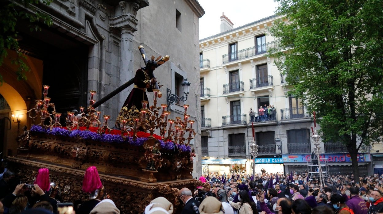 La salida de Nuestro Padre Jesús de la Salud de Los Gitanos, en la calle del Carmen