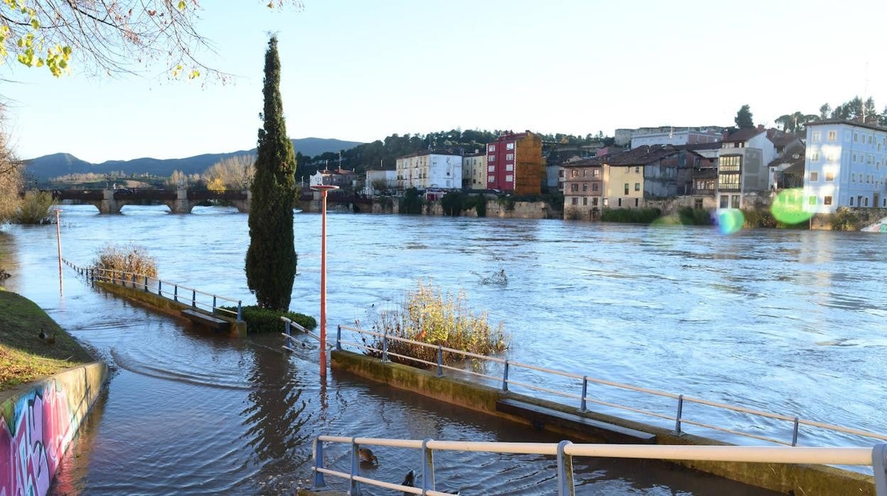 Crecida del río Ebro a su paso por la localidad burgalesa de Miranda de Ebro en el mes de diciembre de 2021