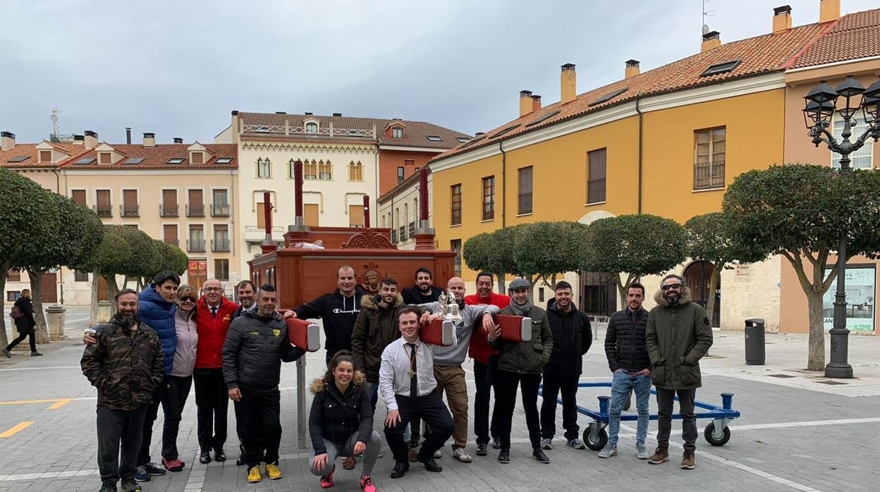 Los voluntarios practican con las andas antes de llevar al Cristo durante la procesión