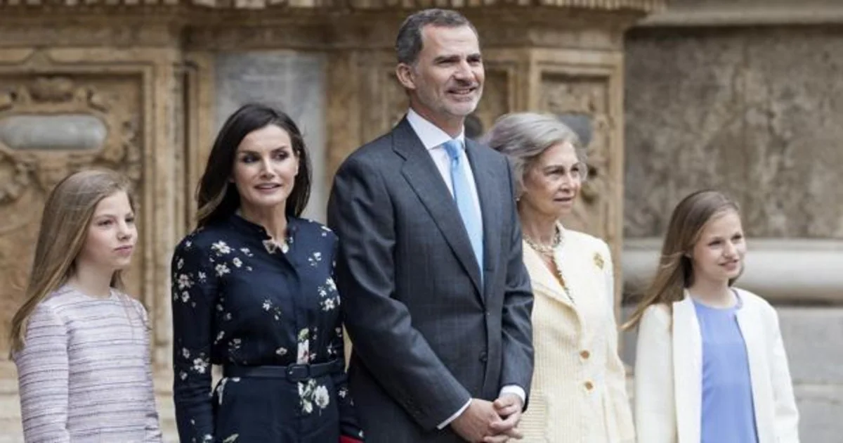 Don Felipe y Doña Letizia, junto a sus hijas -la Princesa Leonor y la Infanta Sofía- y la Reina Sofía, en la catedral de Palma en 2019