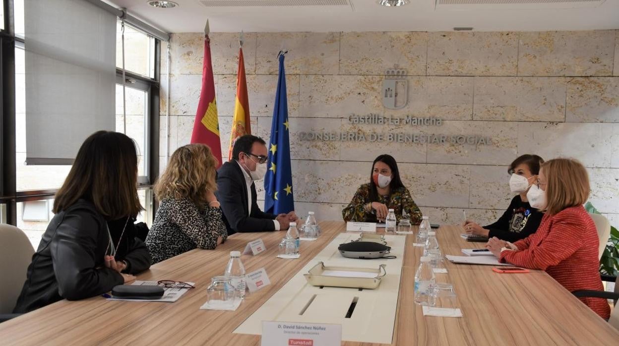 La consejera de Bienestar Social durante la reunión con la empresa que desarrolla el Servicio de Teleasistencia en Castilla-La Mancha