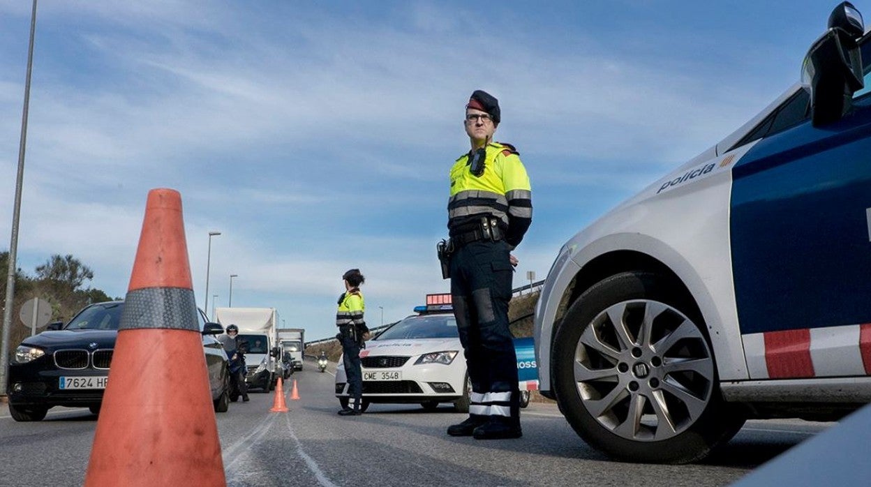 Mossos, en un control en la carretera en una imagen de archivo