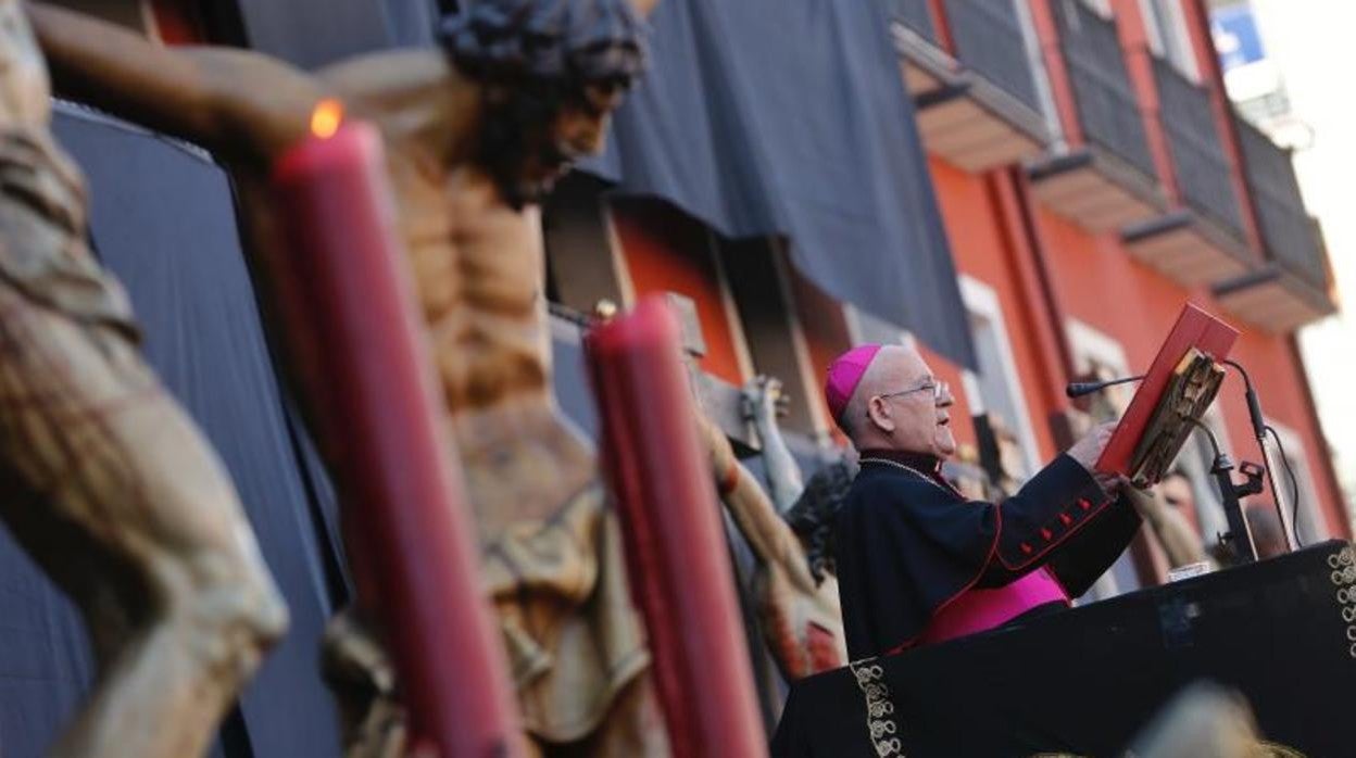 Vicente Jiménez durante el Sermón de las Siete Palabras en Plaza Mayor de Valladolid