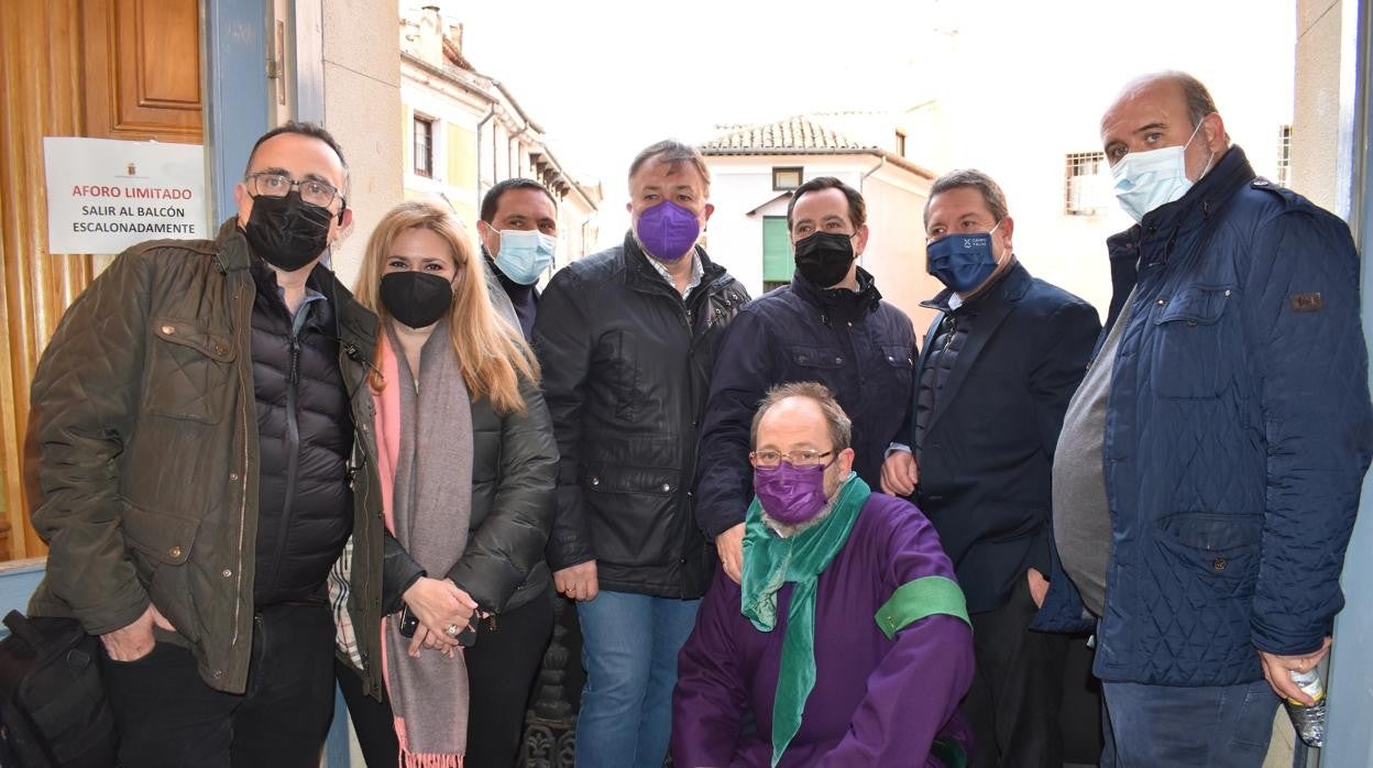 García-Page y autoridades locales y regionales en el balcónpara presencias Las Turbas